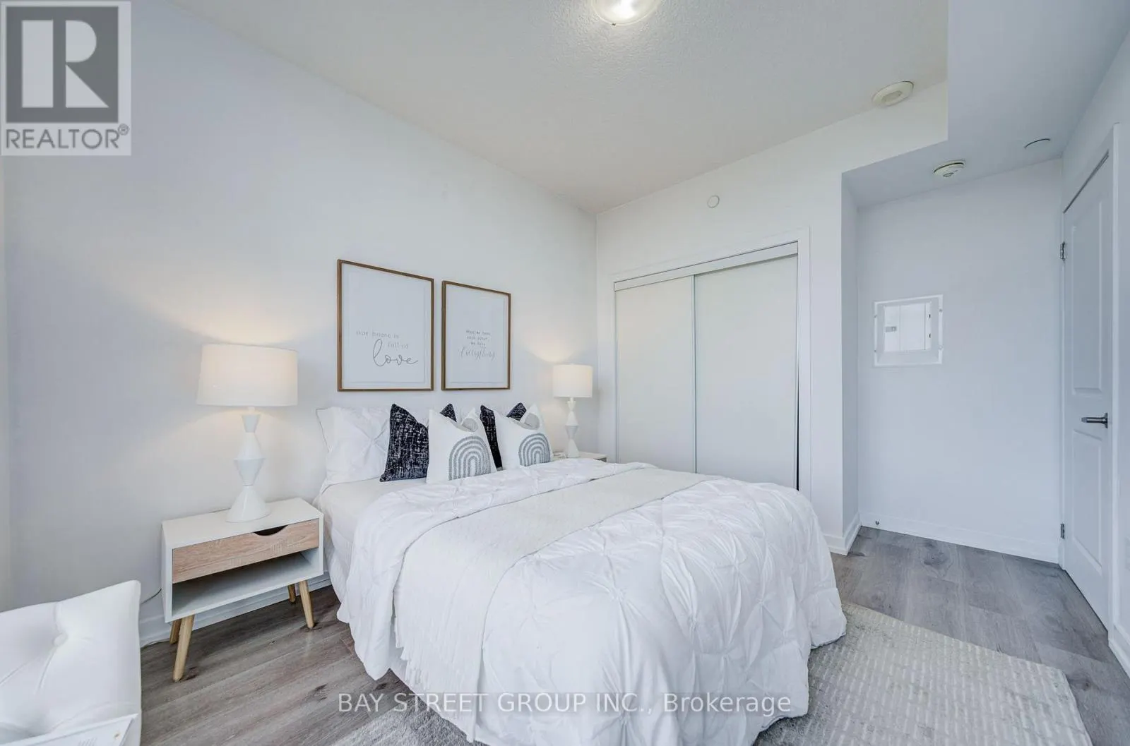 313 - 450 DUNDAS STREET E