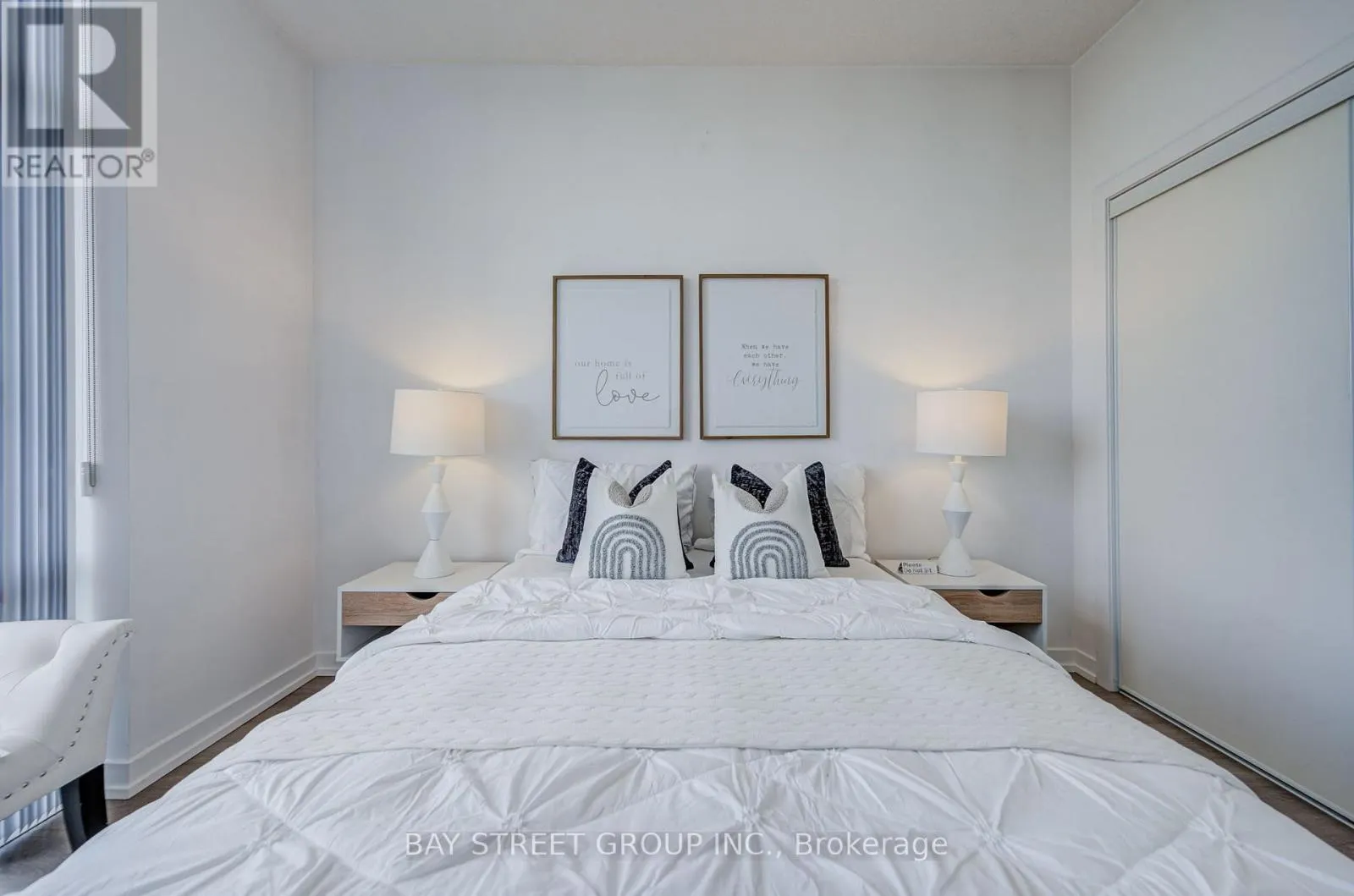 313 - 450 DUNDAS STREET E