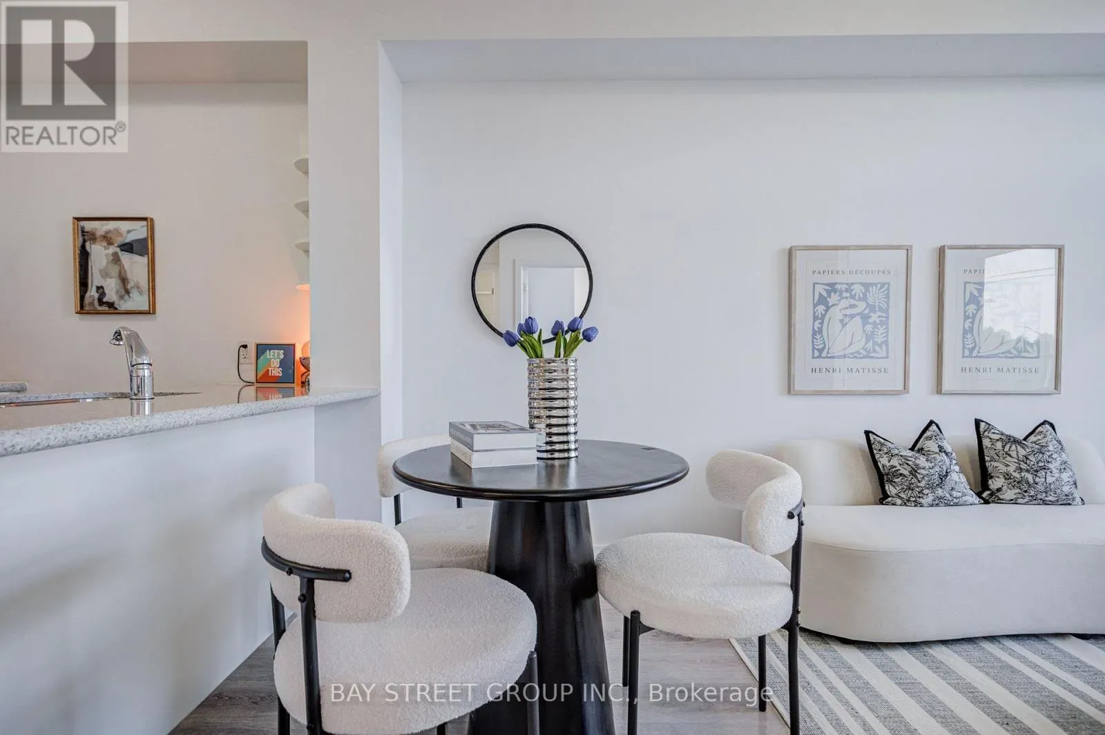 313 - 450 DUNDAS STREET E