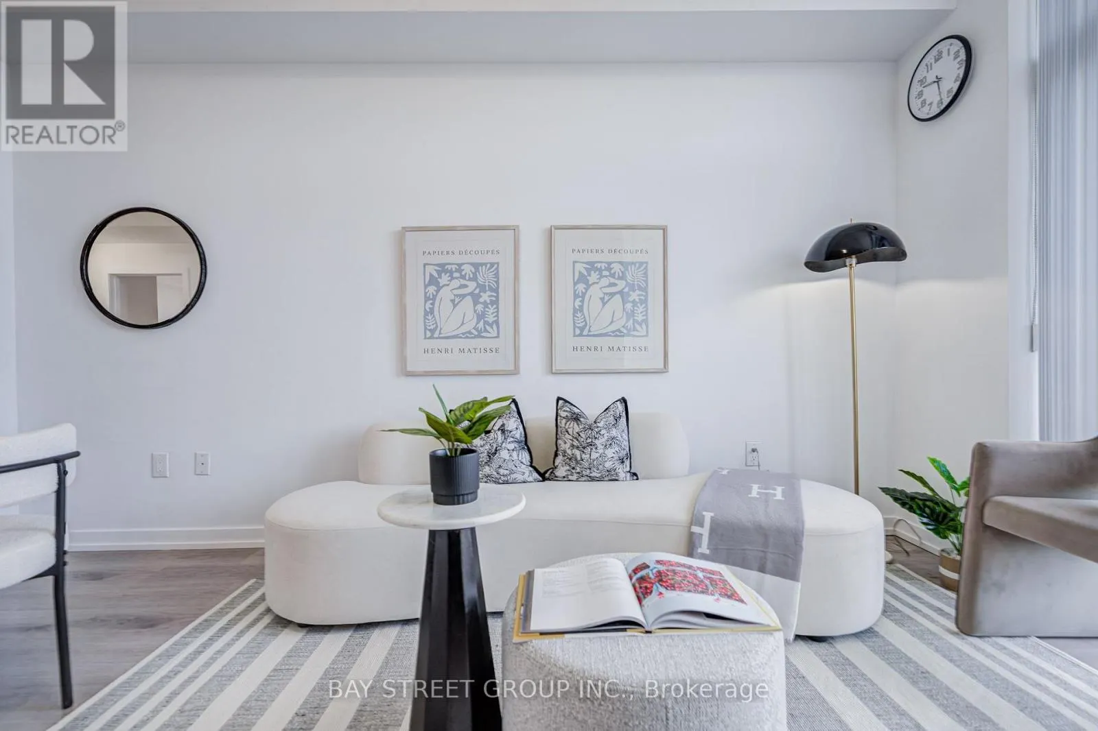313 - 450 DUNDAS STREET E