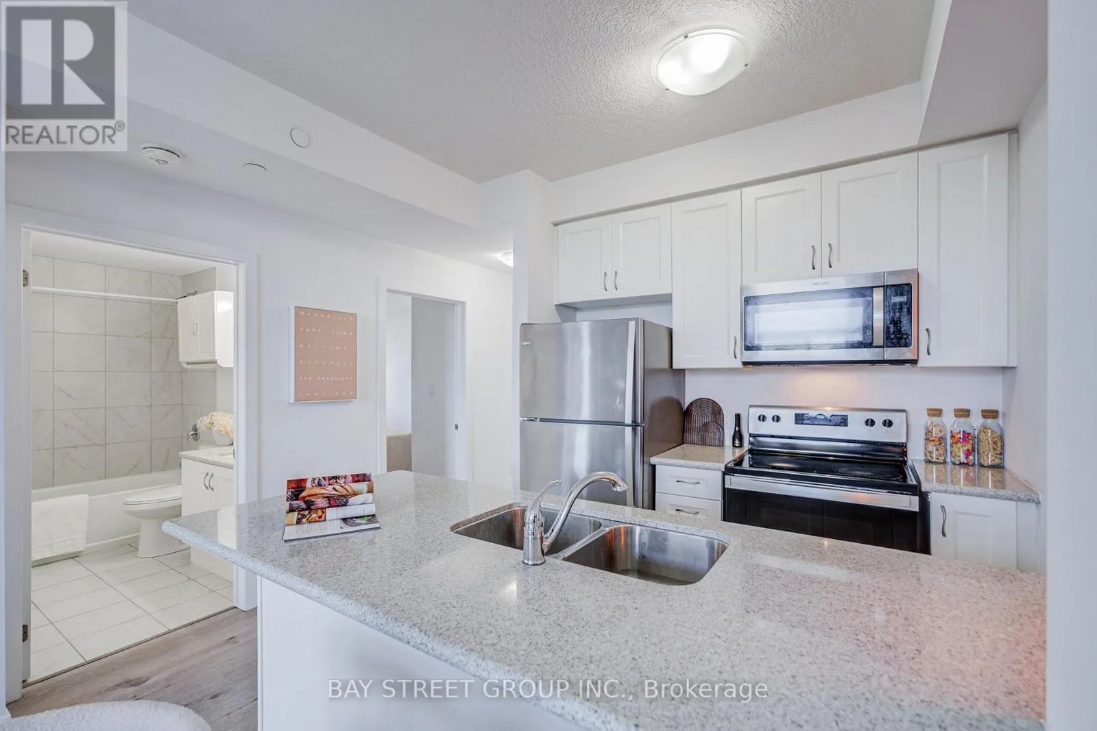313 - 450 DUNDAS STREET E