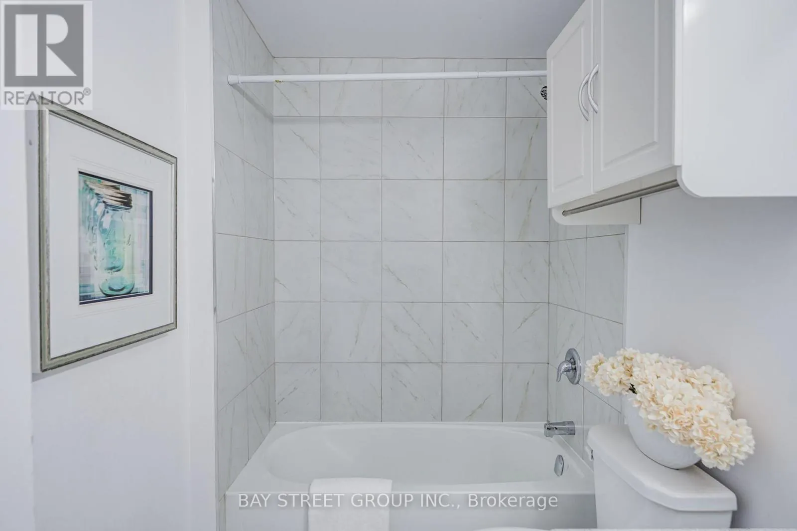 313 - 450 DUNDAS STREET E