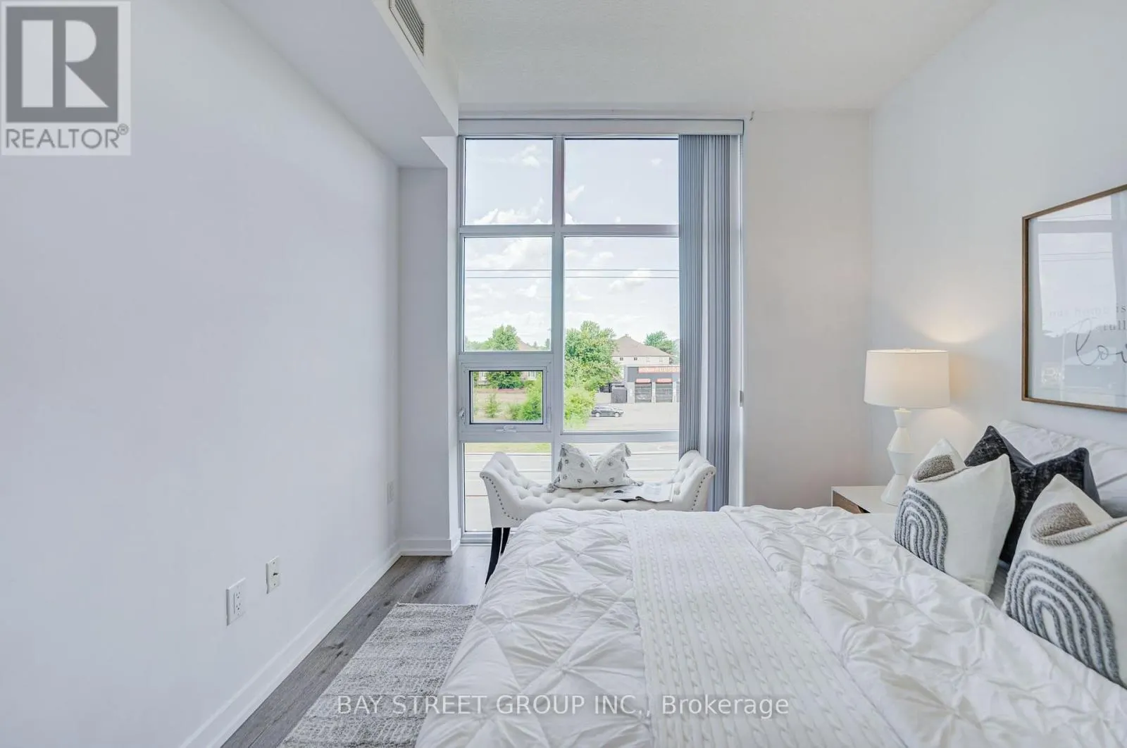 313 - 450 DUNDAS STREET E