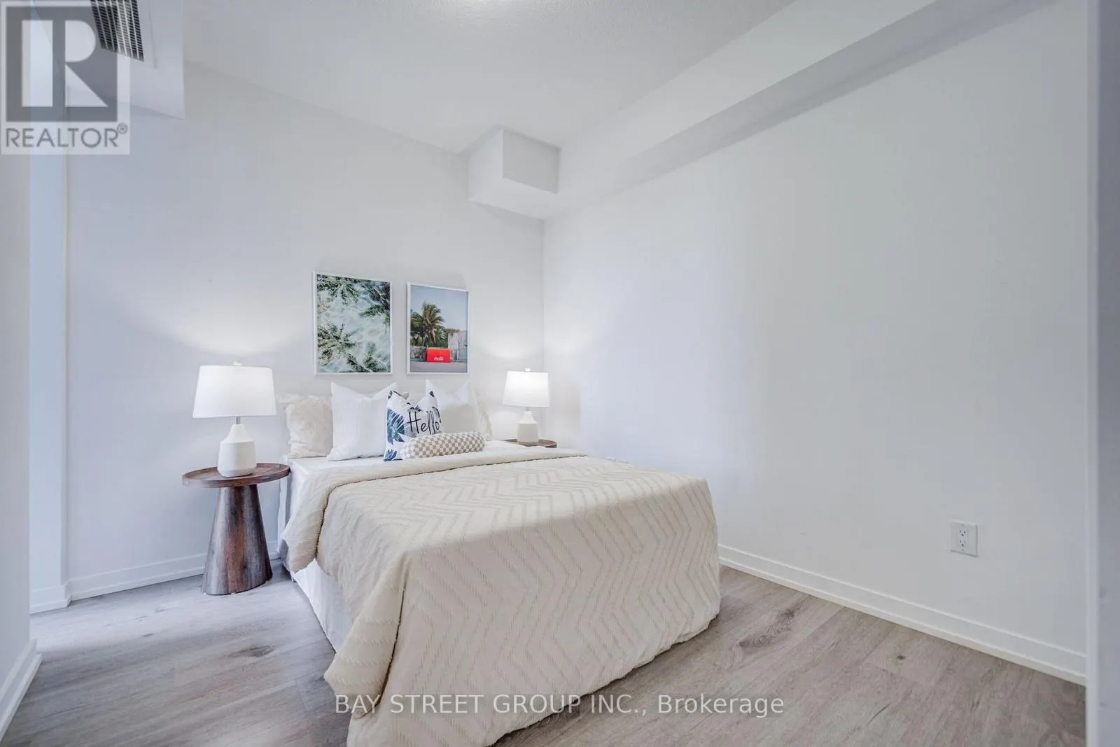 313 - 450 DUNDAS STREET E