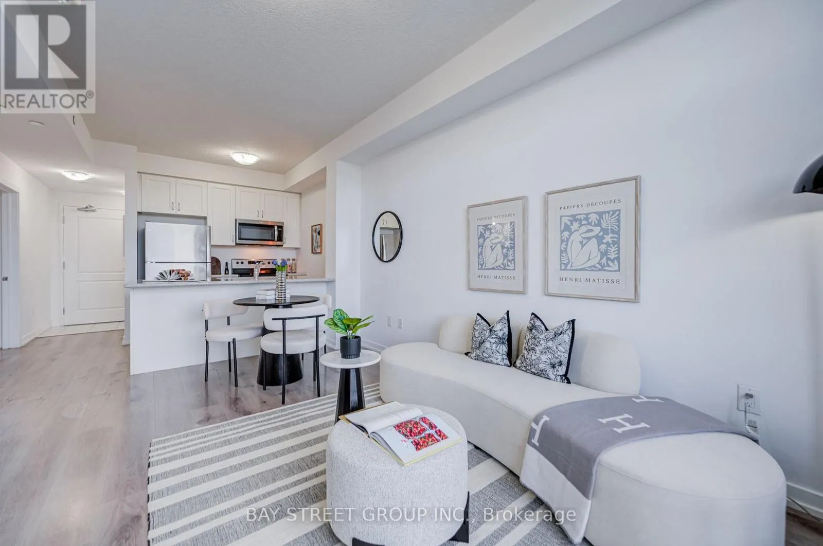 313 - 450 DUNDAS STREET E