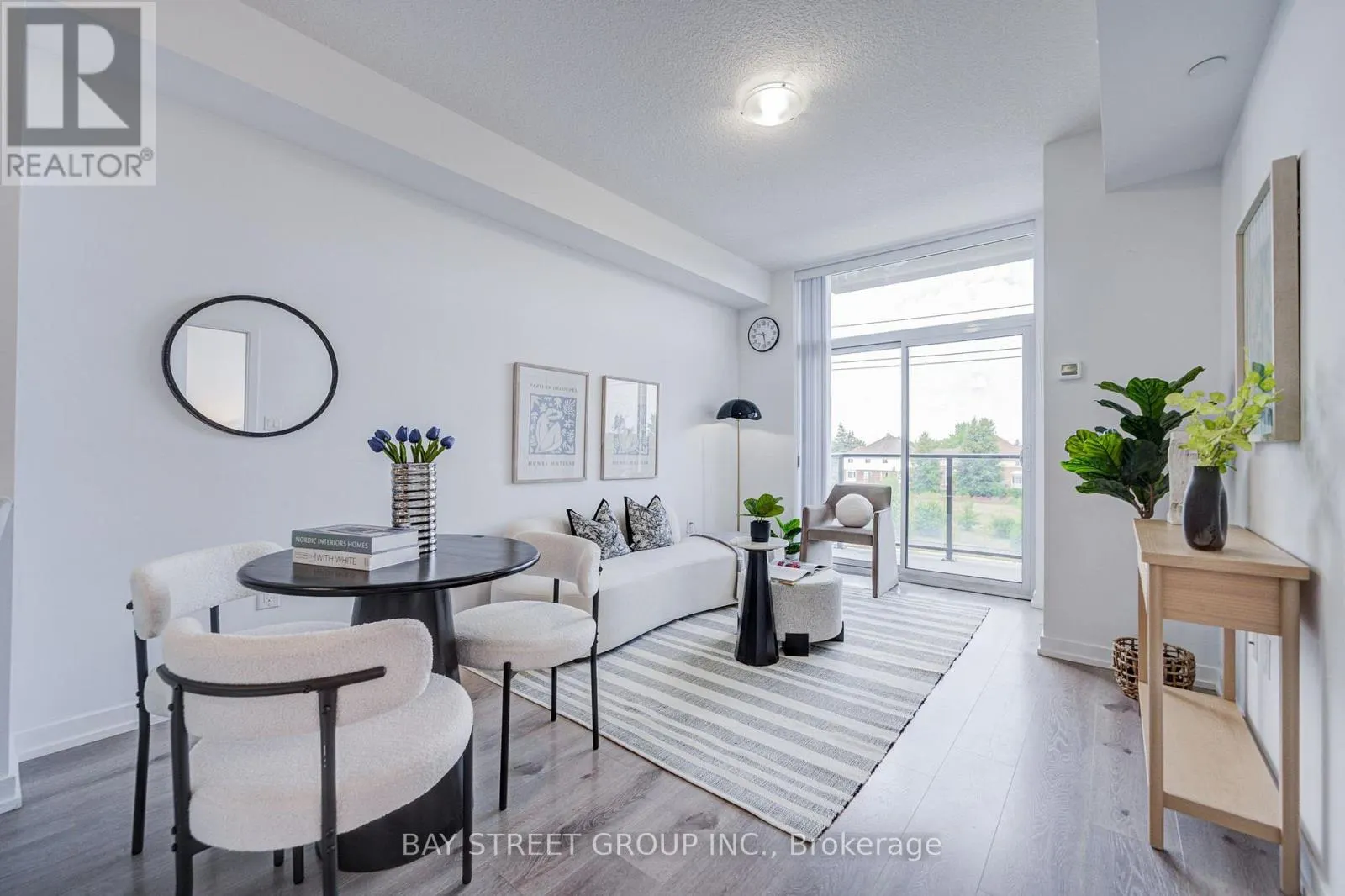 313 - 450 DUNDAS STREET E