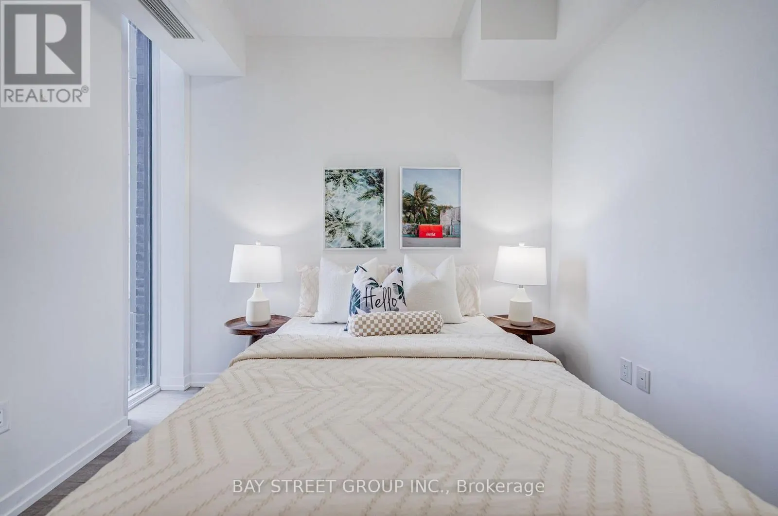 313 - 450 DUNDAS STREET E