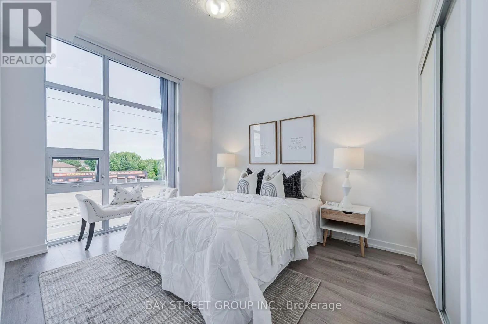 313 - 450 DUNDAS STREET E