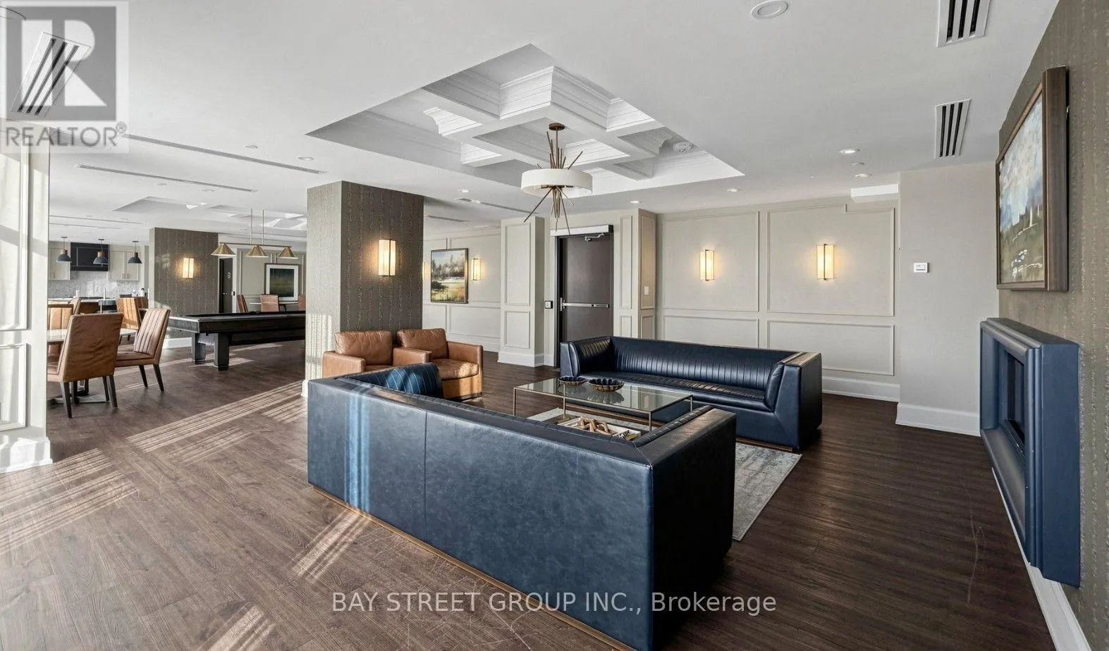 313 - 450 DUNDAS STREET E