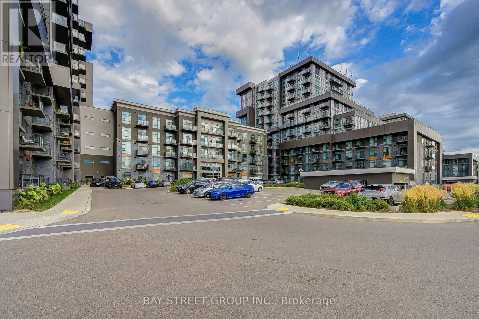 313 - 450 DUNDAS STREET E