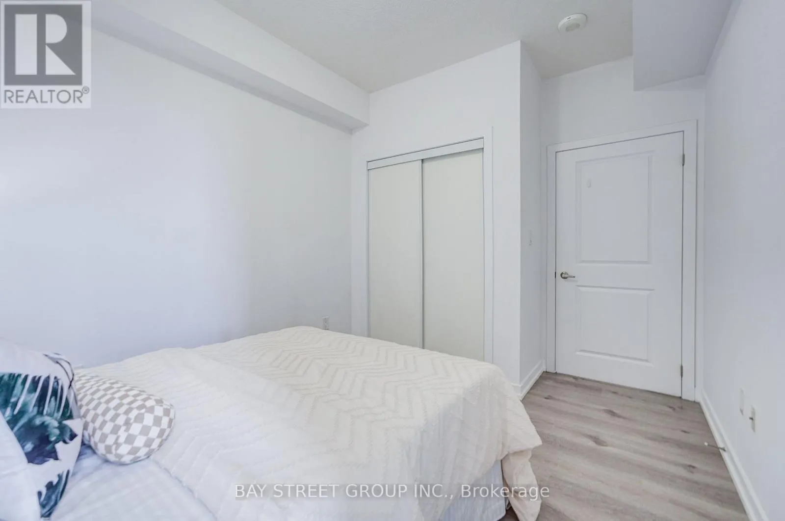 313 - 450 DUNDAS STREET E