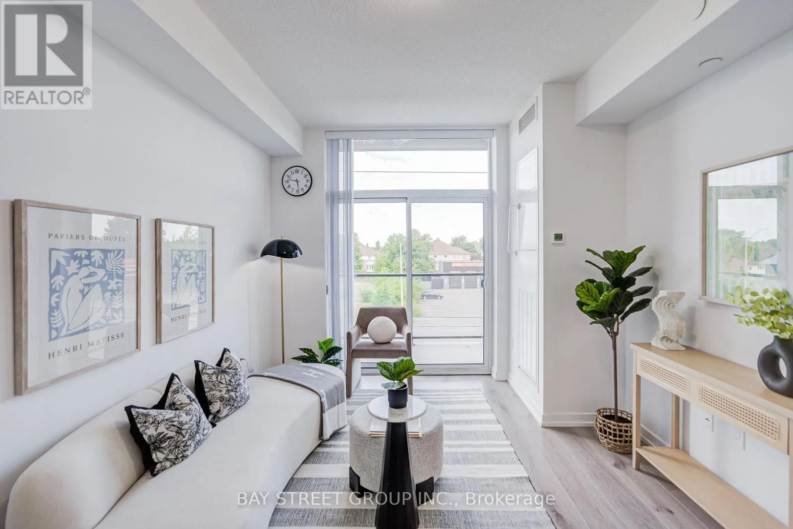 313 - 450 DUNDAS STREET E