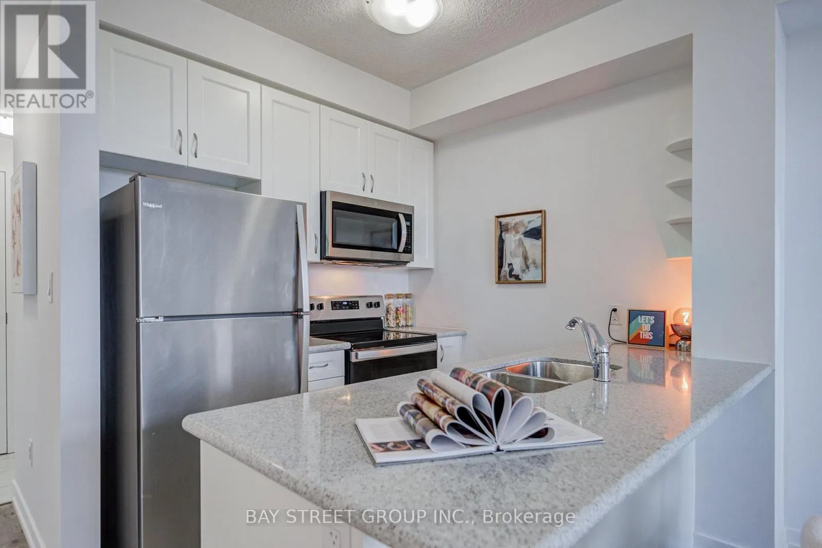 313 - 450 DUNDAS STREET E