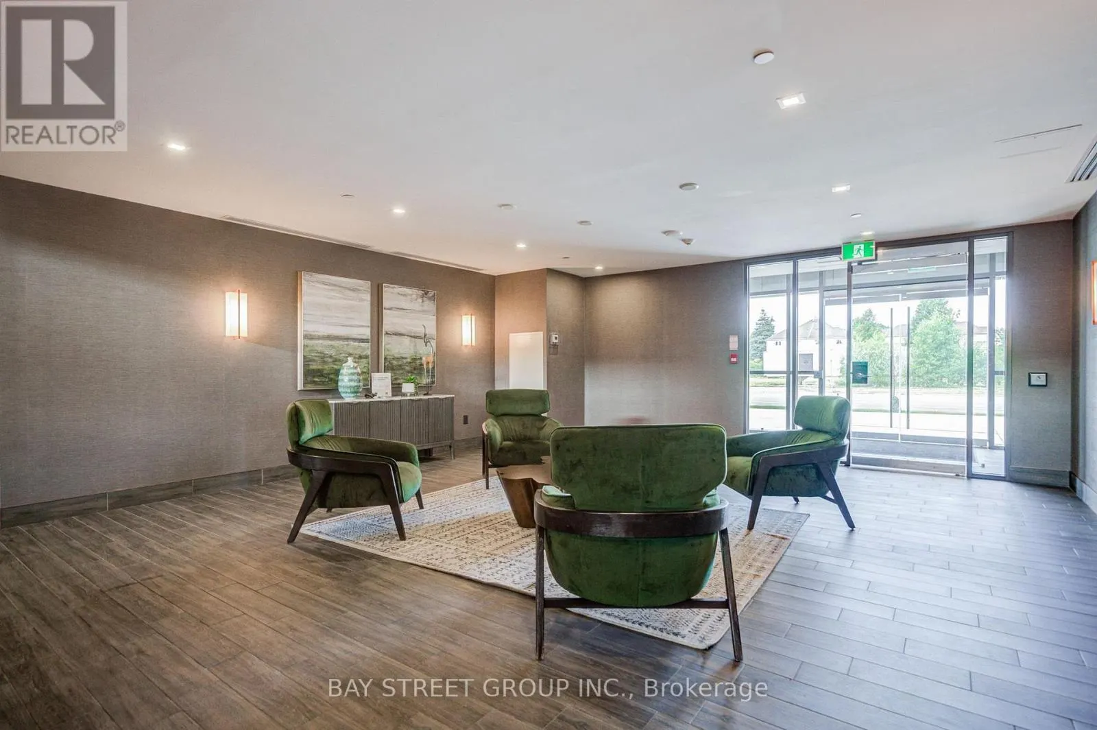 313 - 450 DUNDAS STREET E