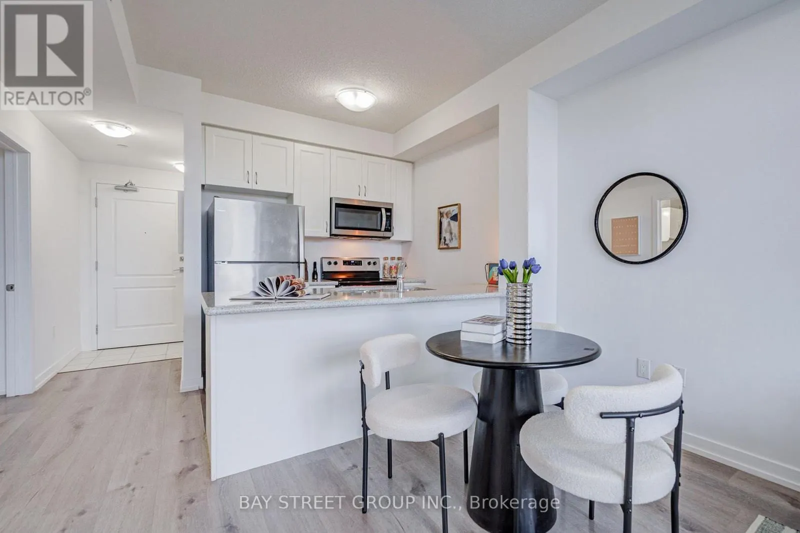 313 - 450 DUNDAS STREET E