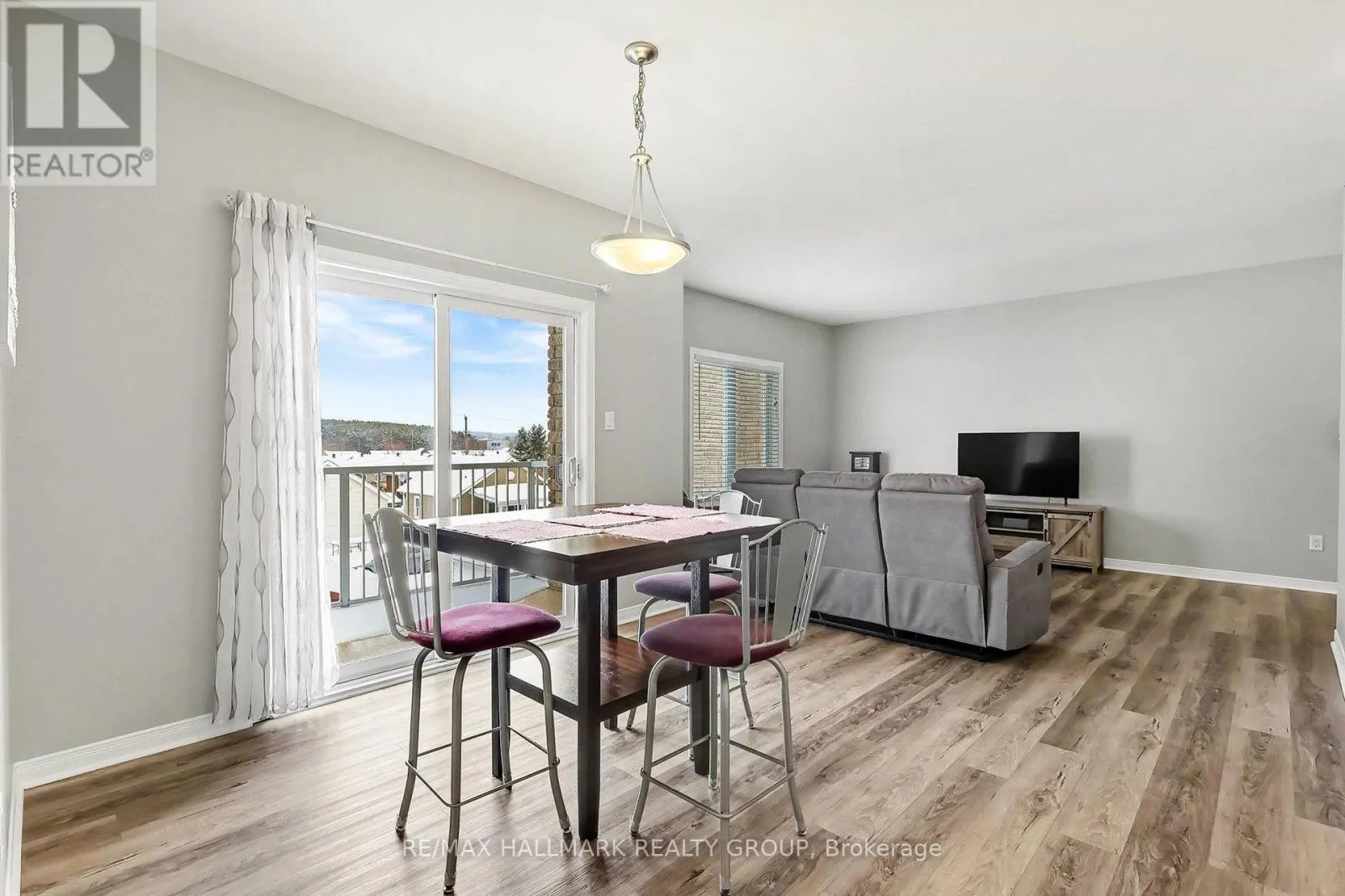 208 - 1026 LAURIER STREET