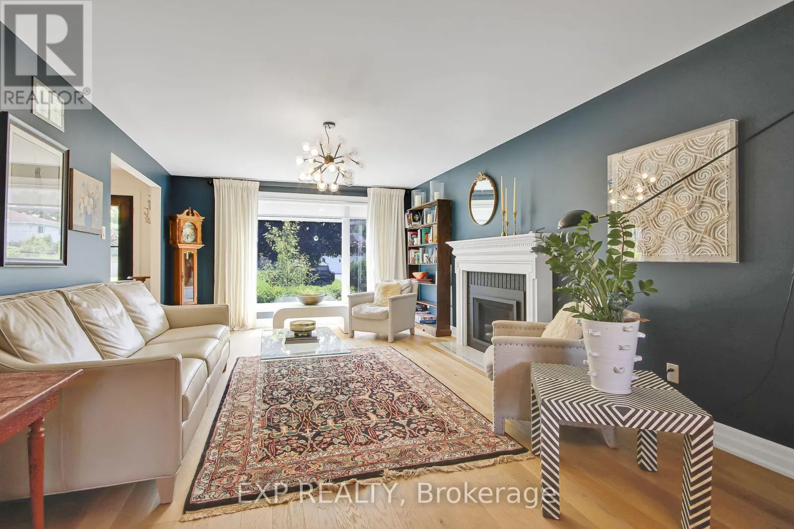 895 DRESDEN CRESCENT