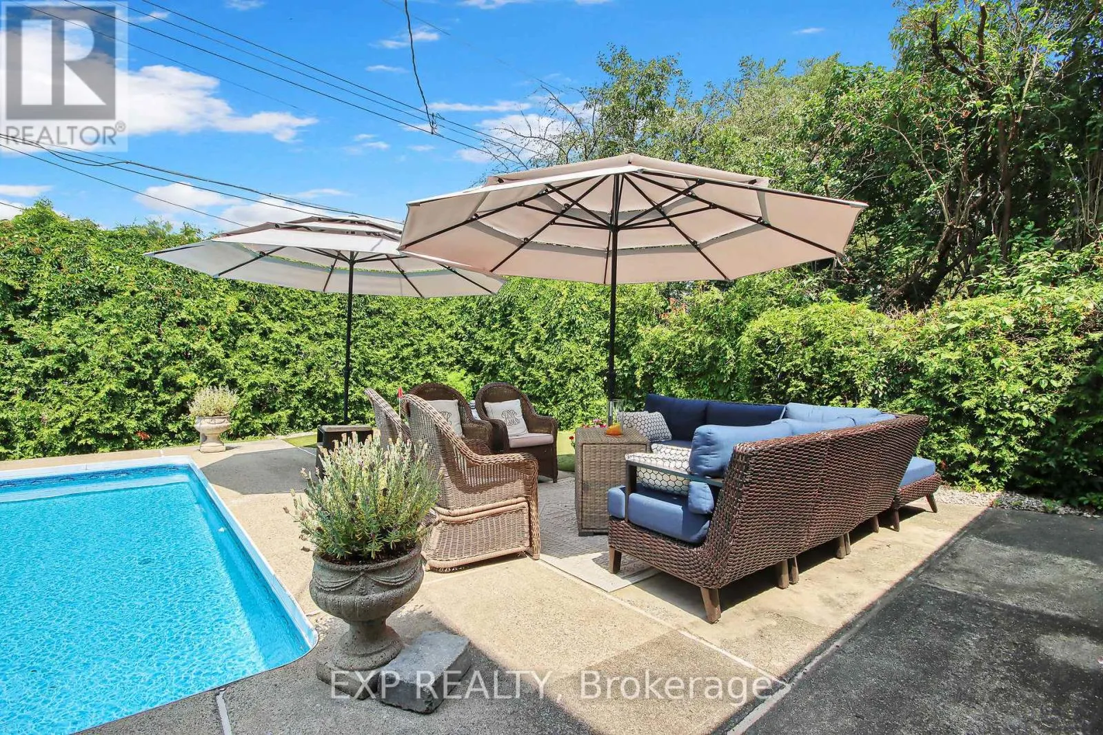 895 DRESDEN CRESCENT