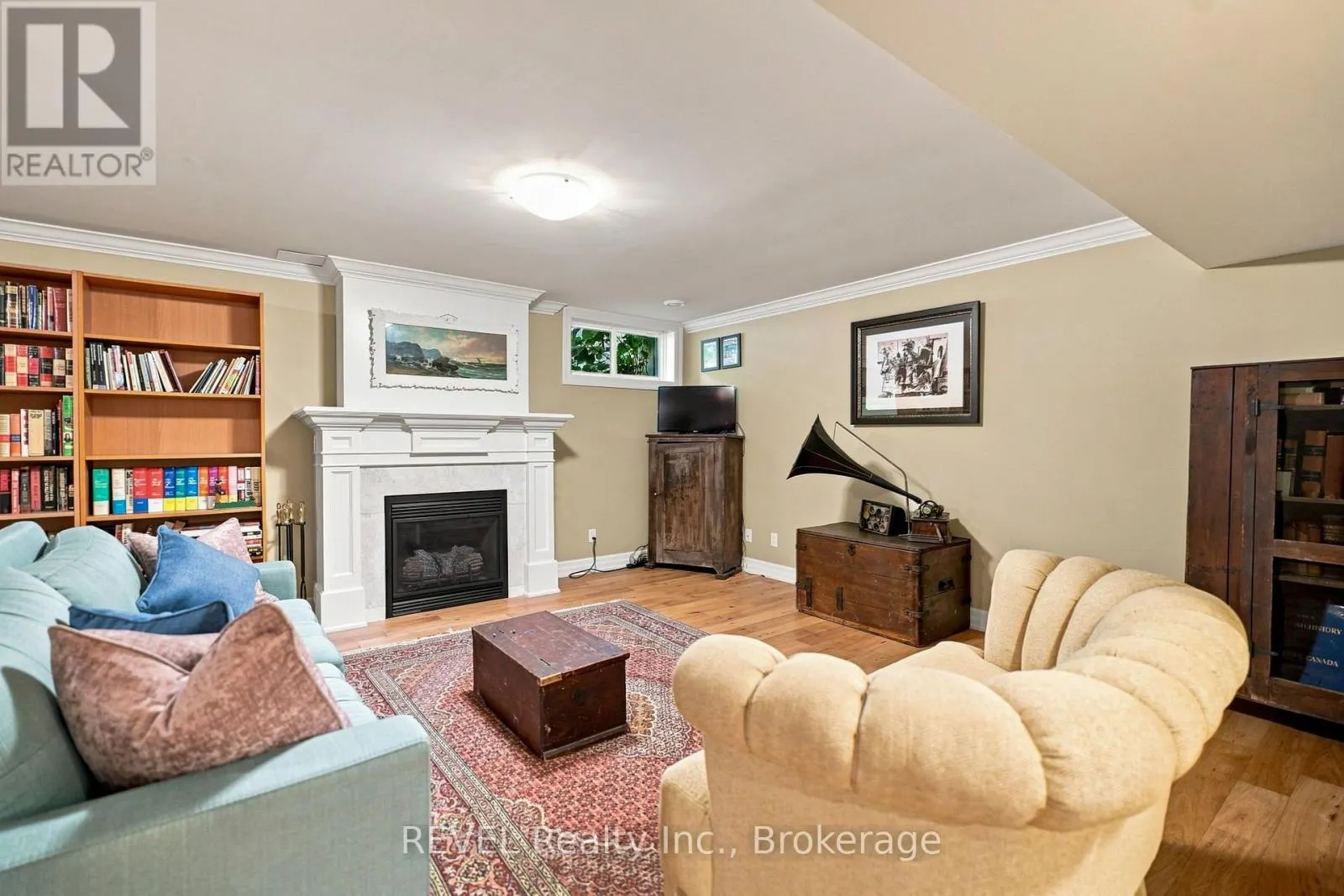 10 EVERGREEN LANE