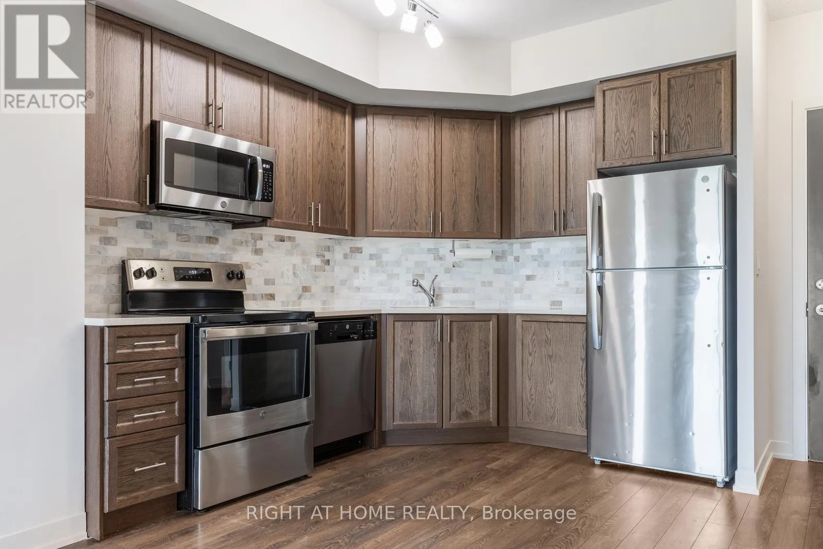 319 - 550 NORTH SERVICE ROAD