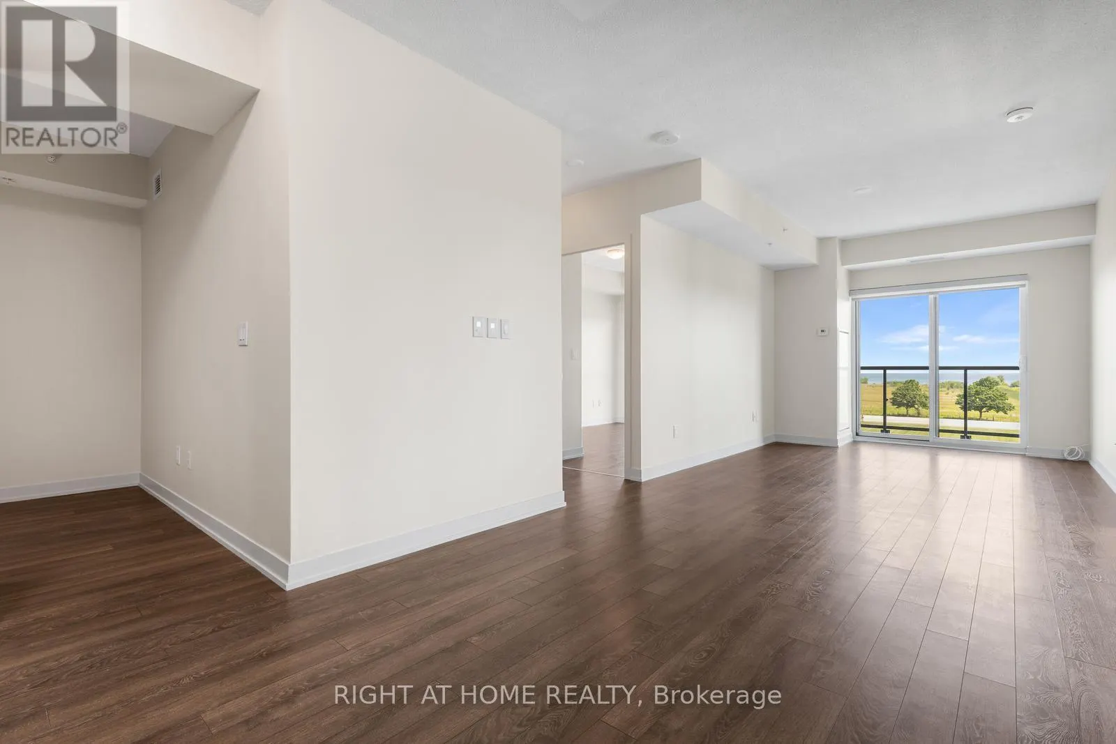 319 - 550 NORTH SERVICE ROAD