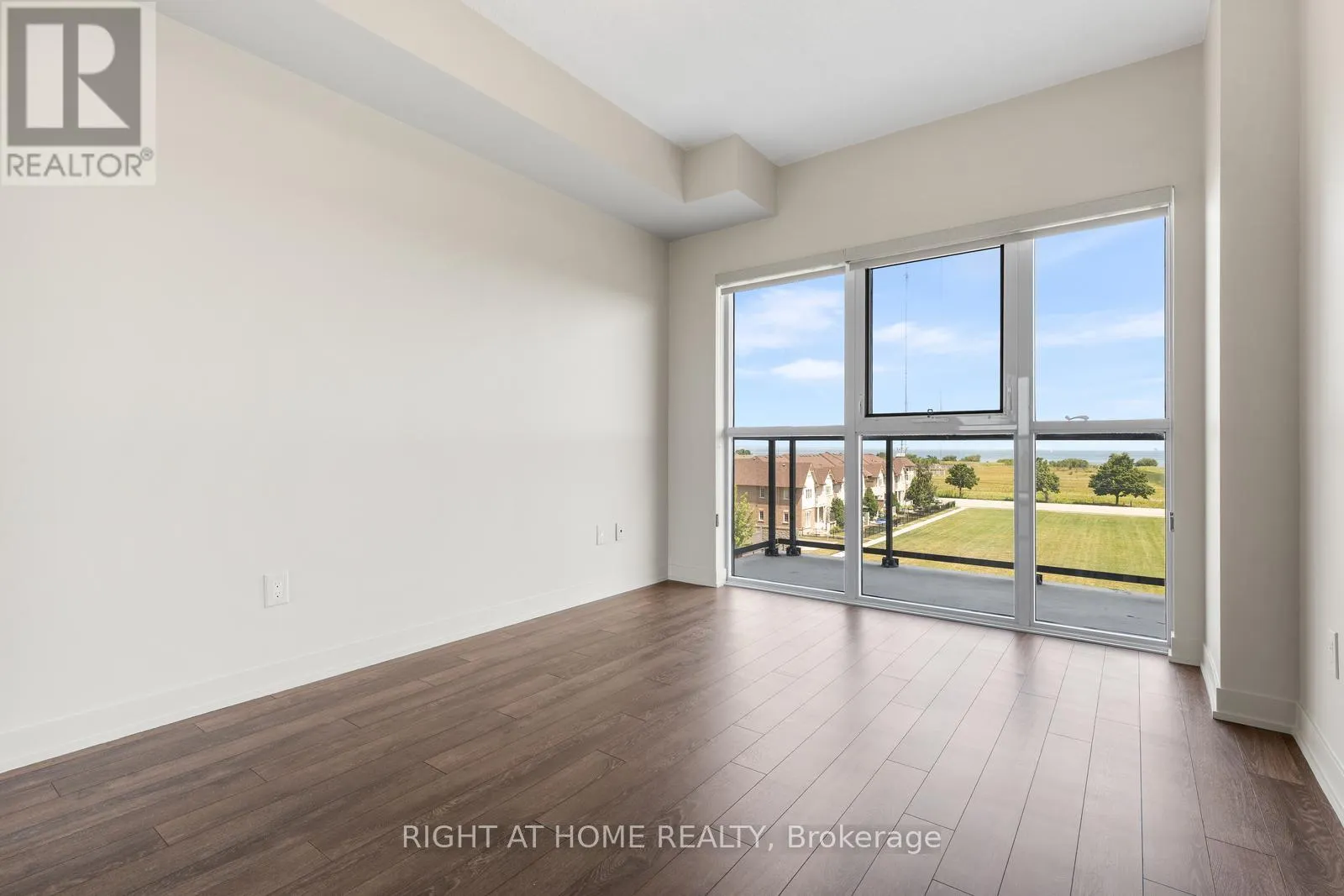 319 - 550 NORTH SERVICE ROAD