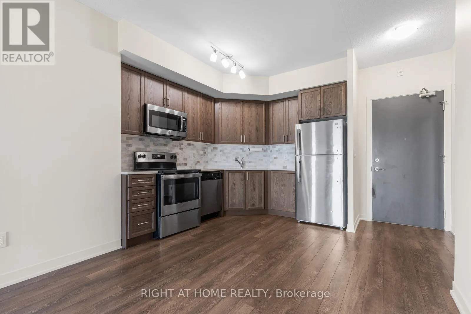 319 - 550 NORTH SERVICE ROAD