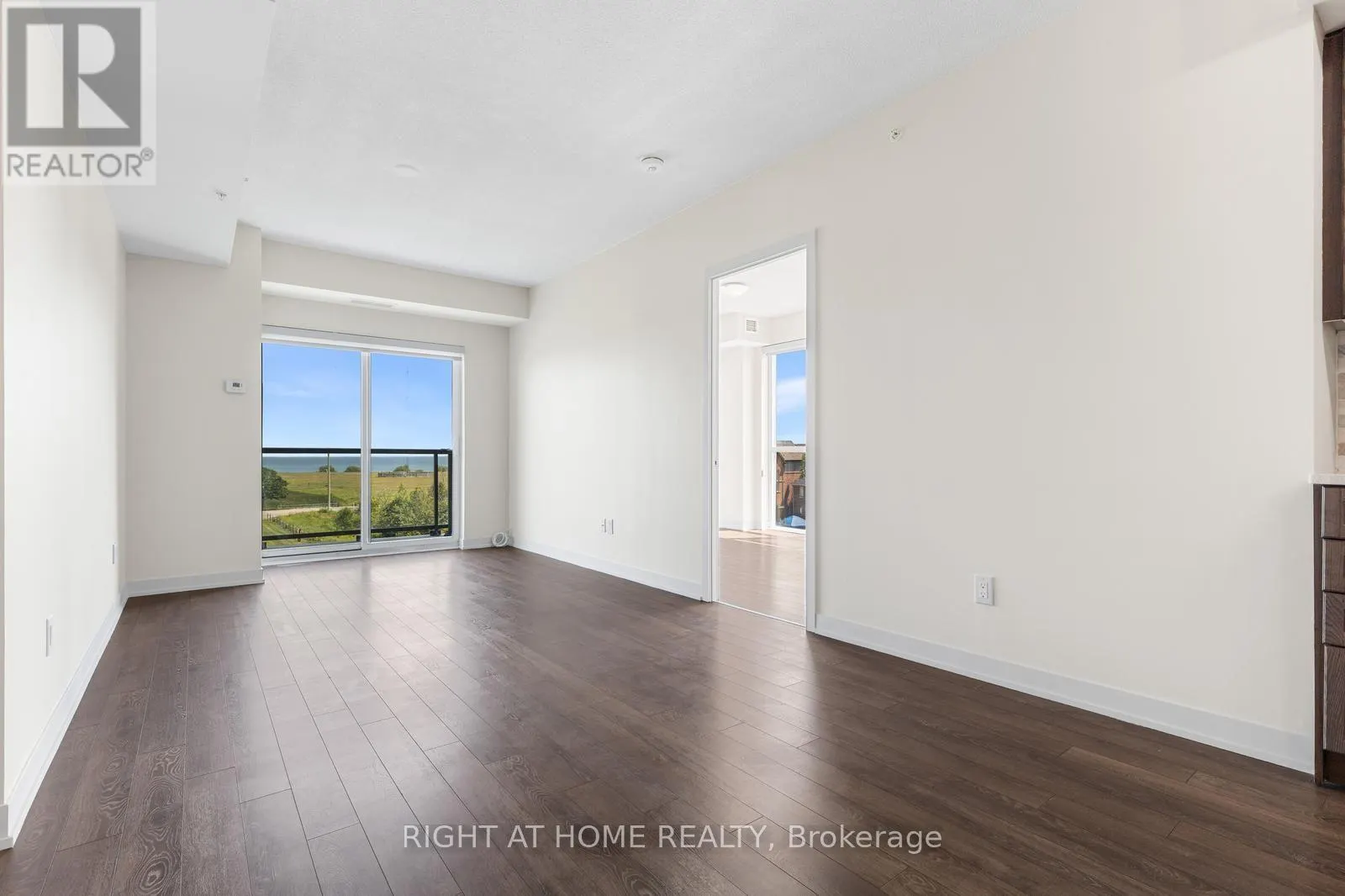 319 - 550 NORTH SERVICE ROAD