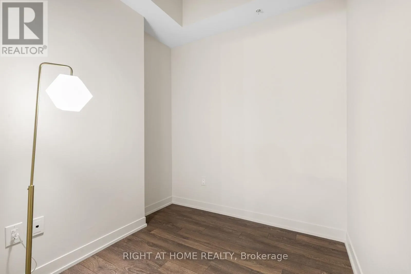319 - 550 NORTH SERVICE ROAD