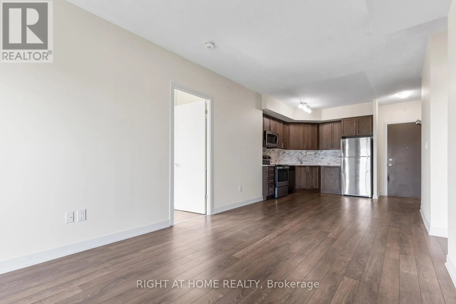 319 - 550 NORTH SERVICE ROAD