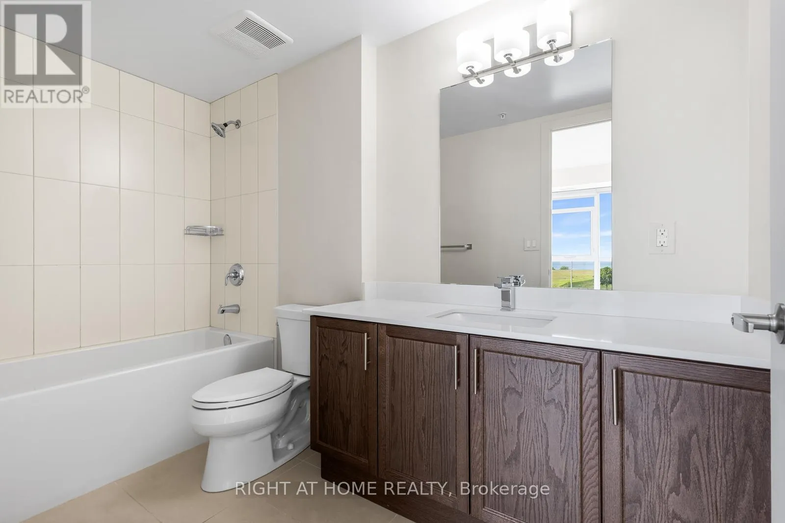 319 - 550 NORTH SERVICE ROAD