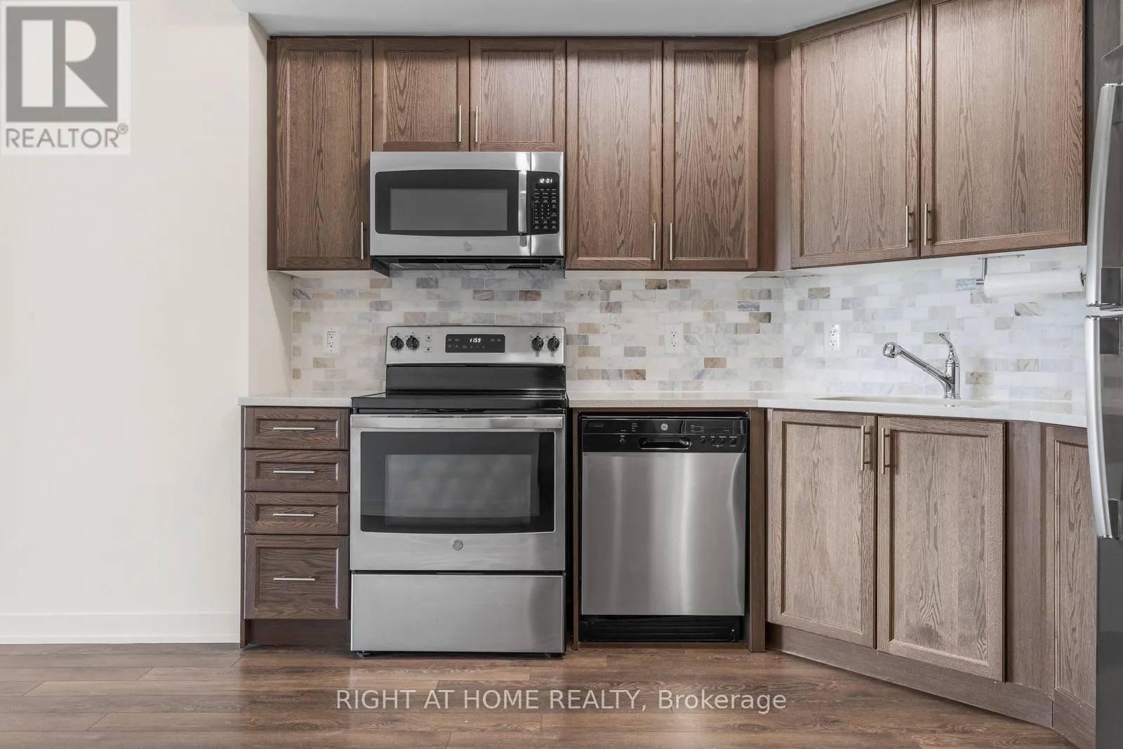 319 - 550 NORTH SERVICE ROAD