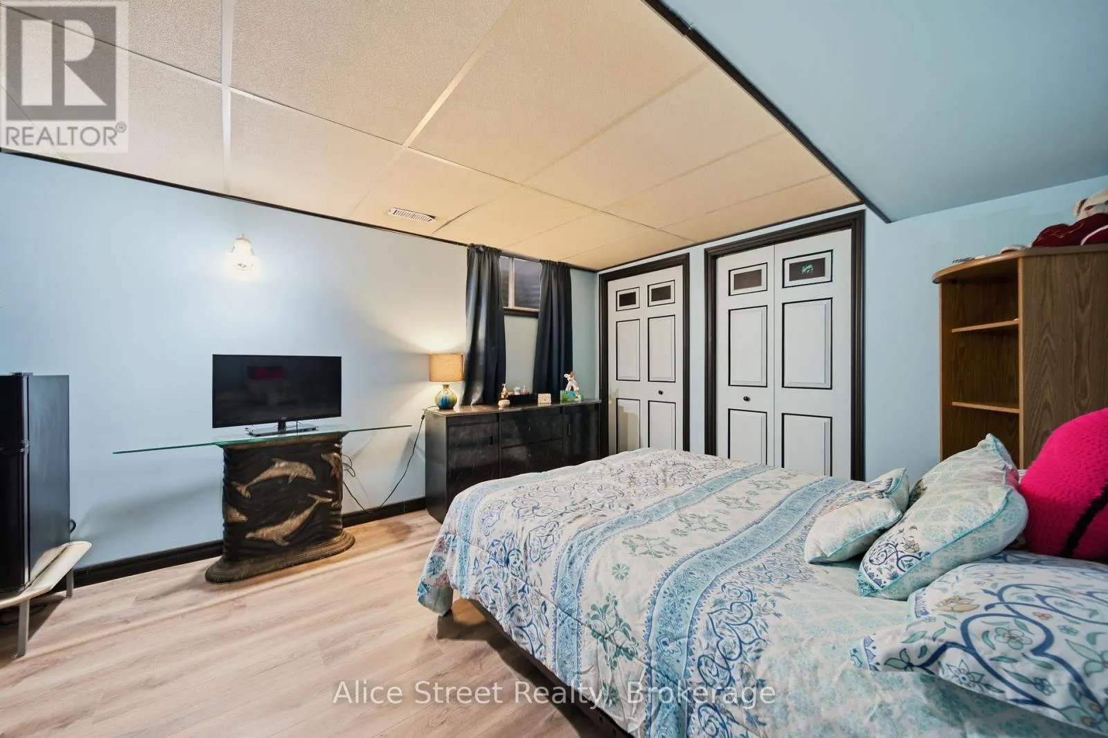 5 GLENBROOK DRIVE