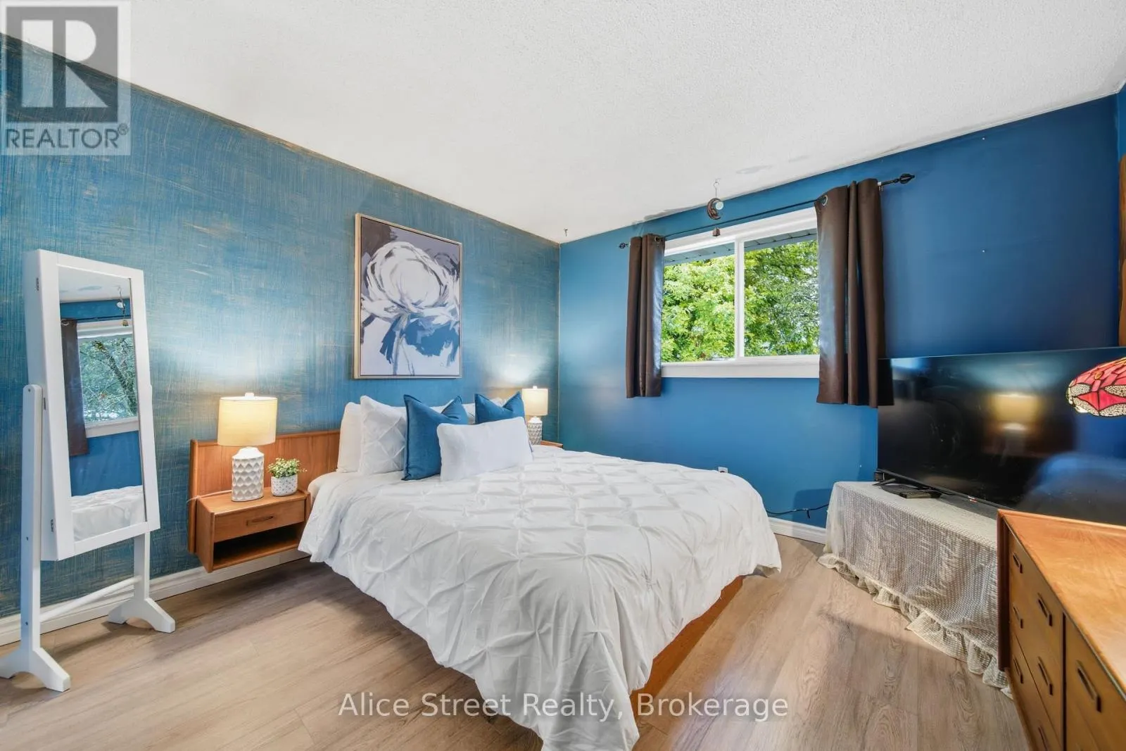 5 GLENBROOK DRIVE