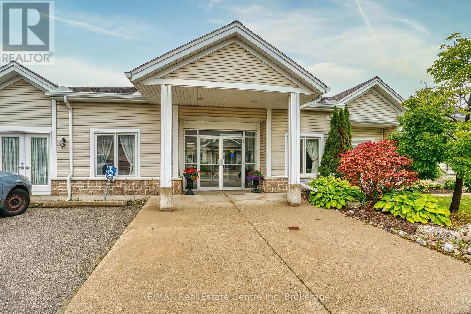 102 - 760 WOODHILL DRIVE #102