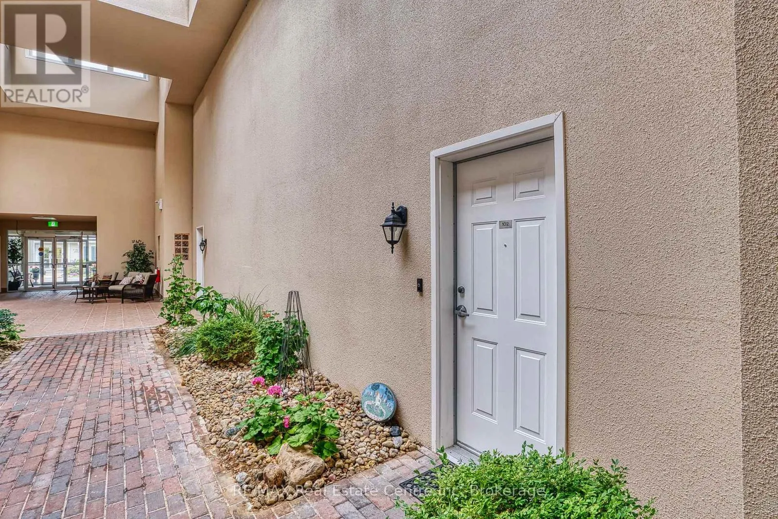 102 - 760 WOODHILL DRIVE #102