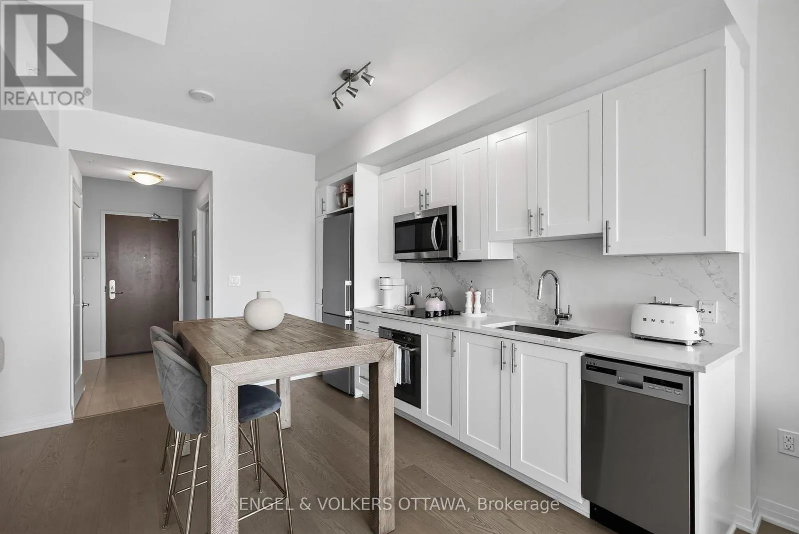 1503 - 805 CARLING AVENUE