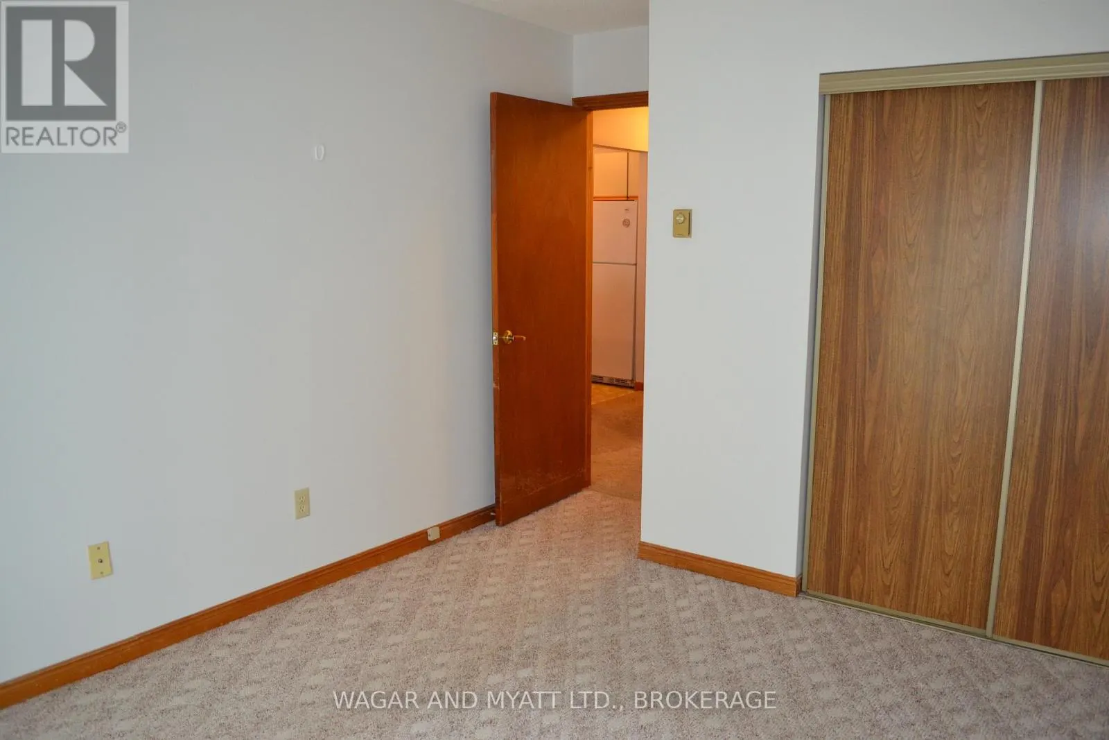 305 - 9 CENTRE STREET S #305