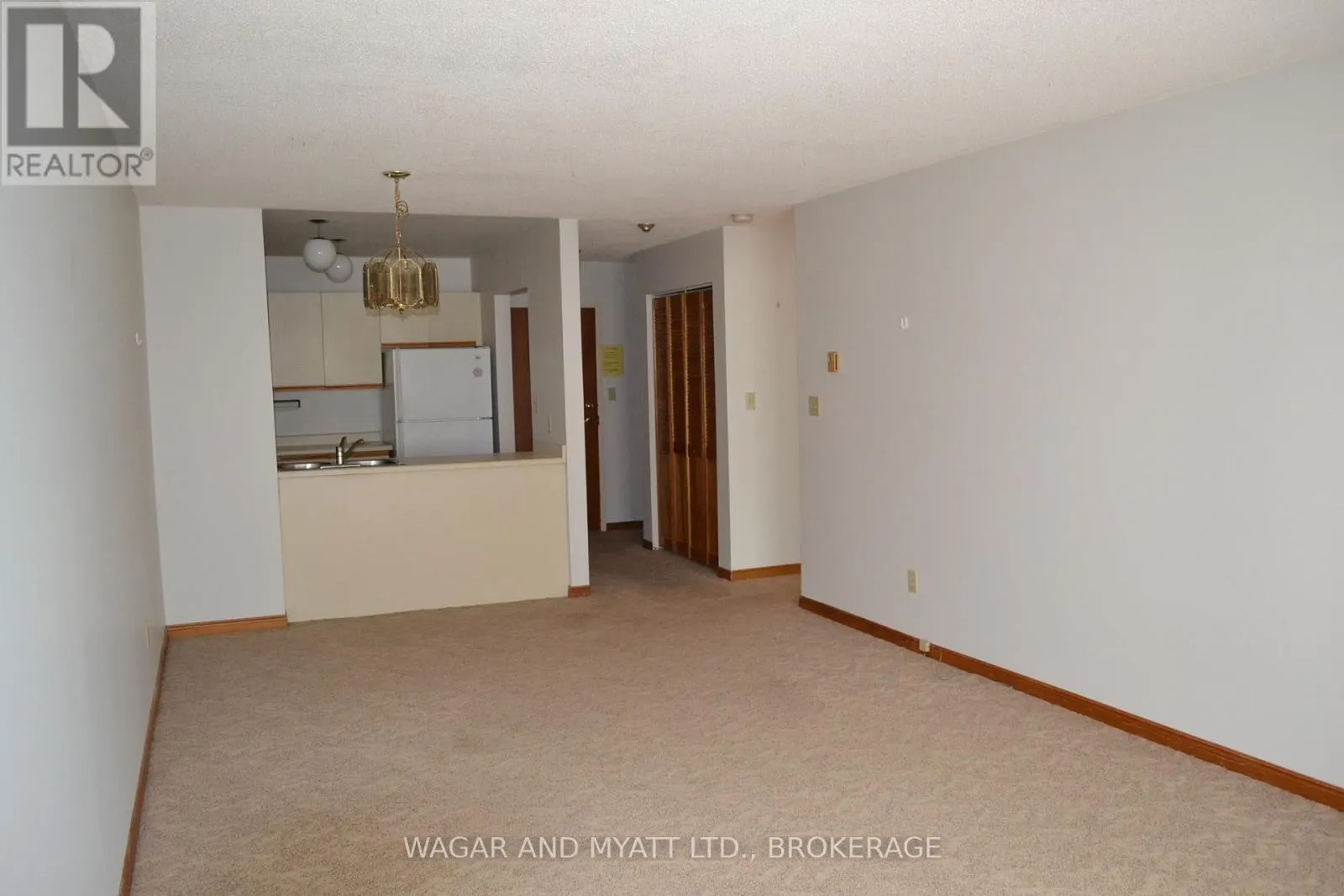 305 - 9 CENTRE STREET S #305