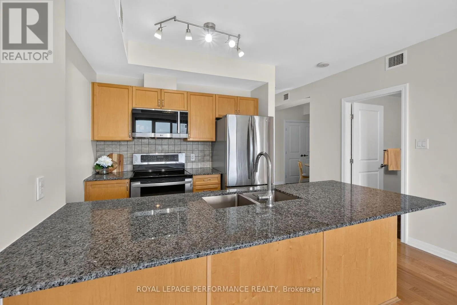 1606 - 90 LANDRY STREET