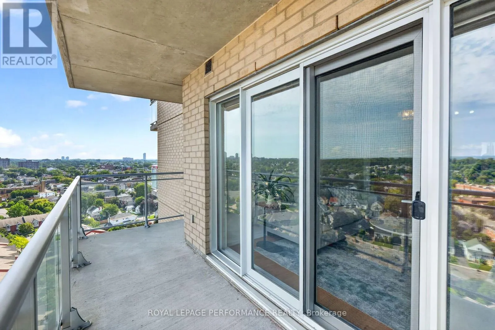 1606 - 90 LANDRY STREET