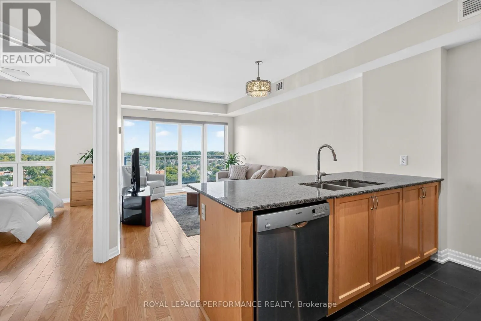 1606 - 90 LANDRY STREET