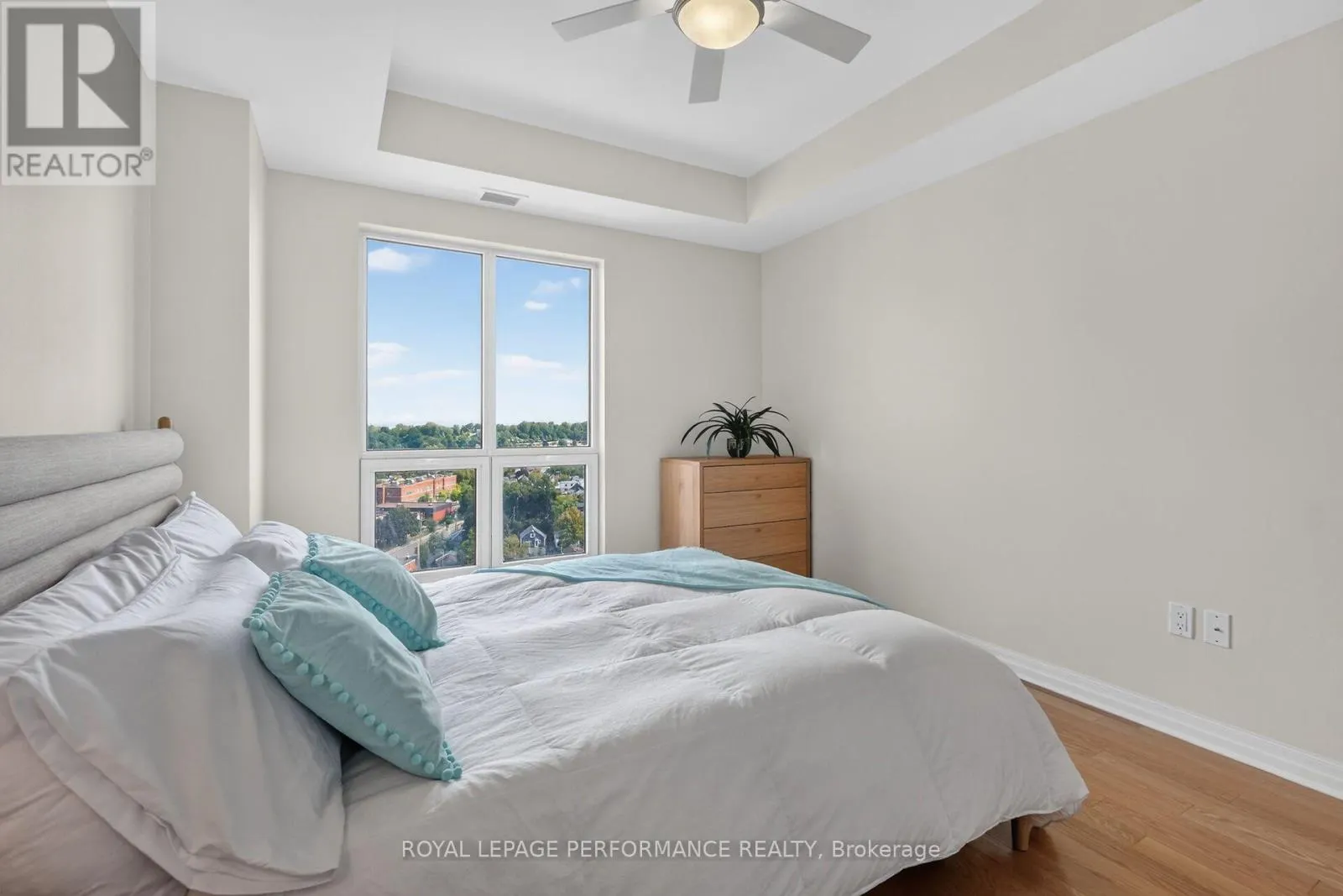 1606 - 90 LANDRY STREET