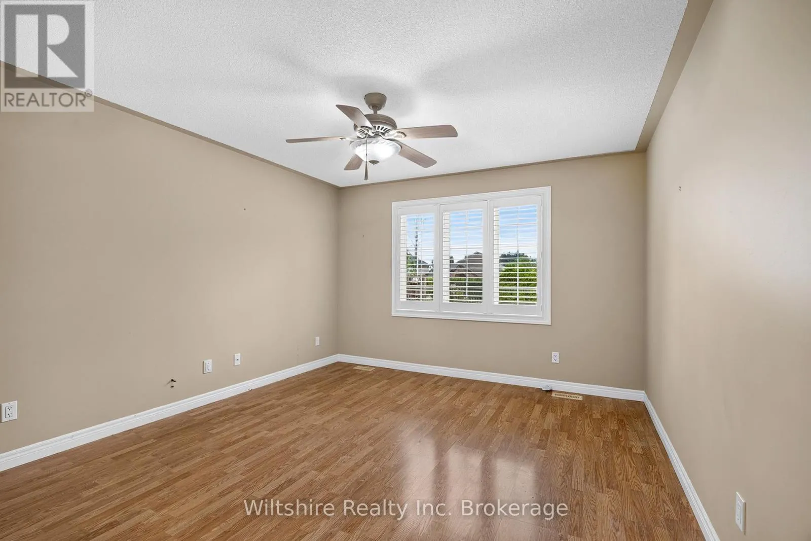 33 FAIRS CRESCENT