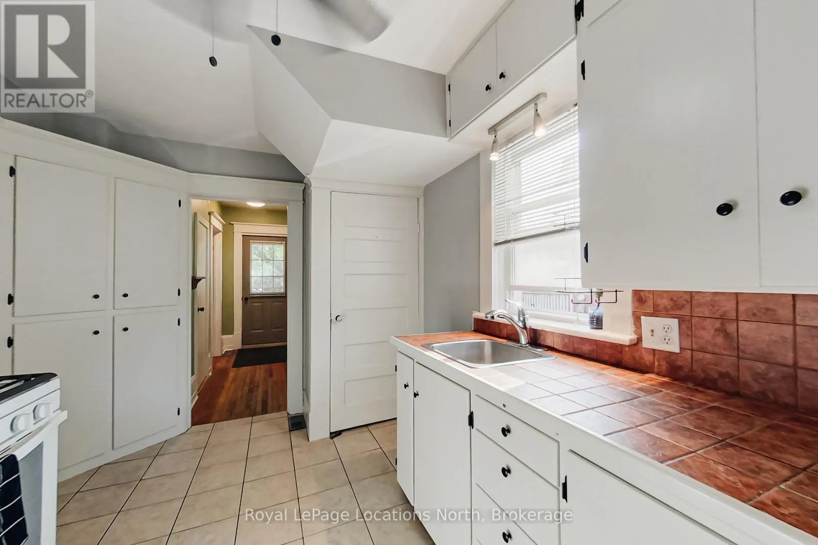 27 EDWIN STREET E