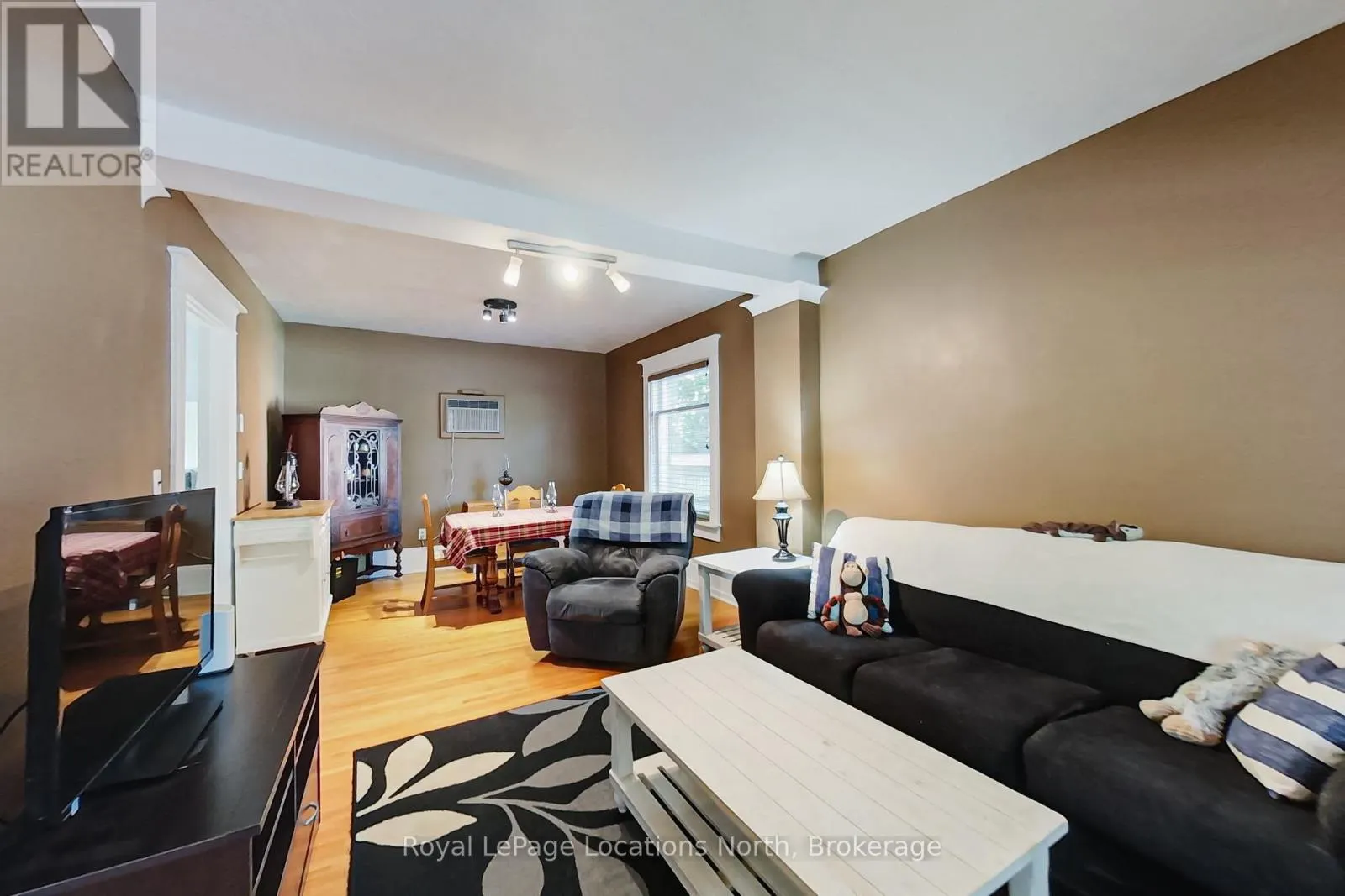 27 EDWIN STREET E