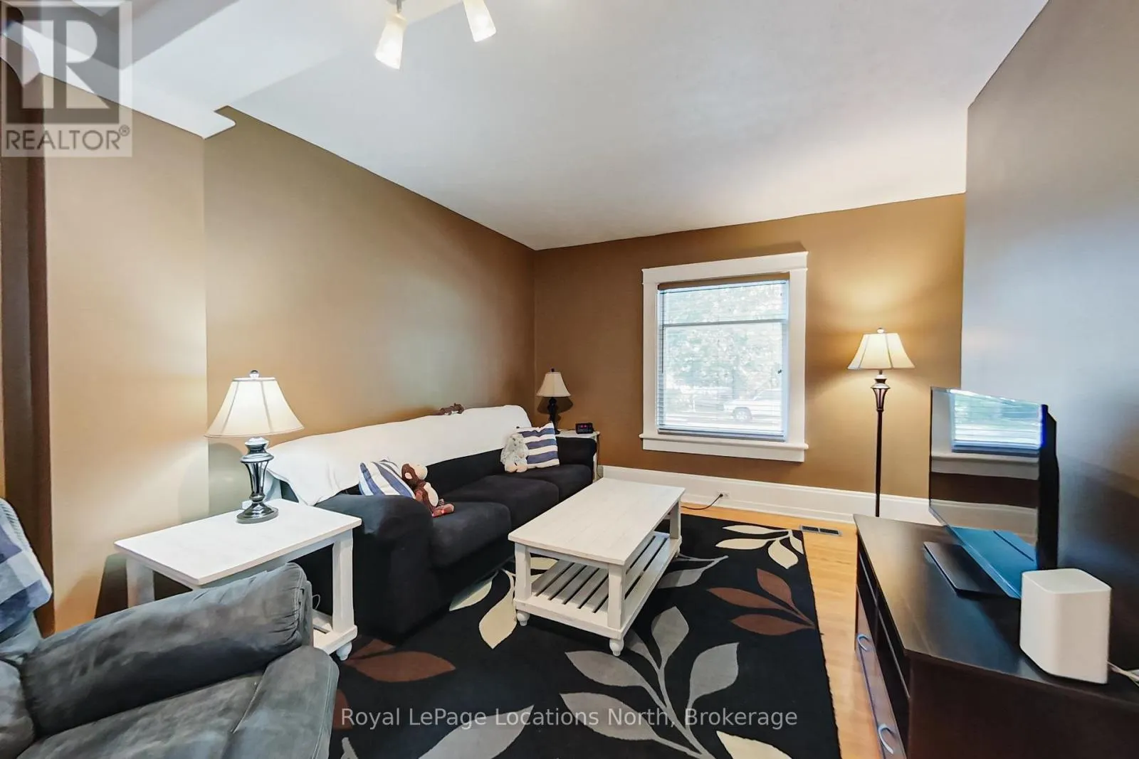 27 EDWIN STREET E