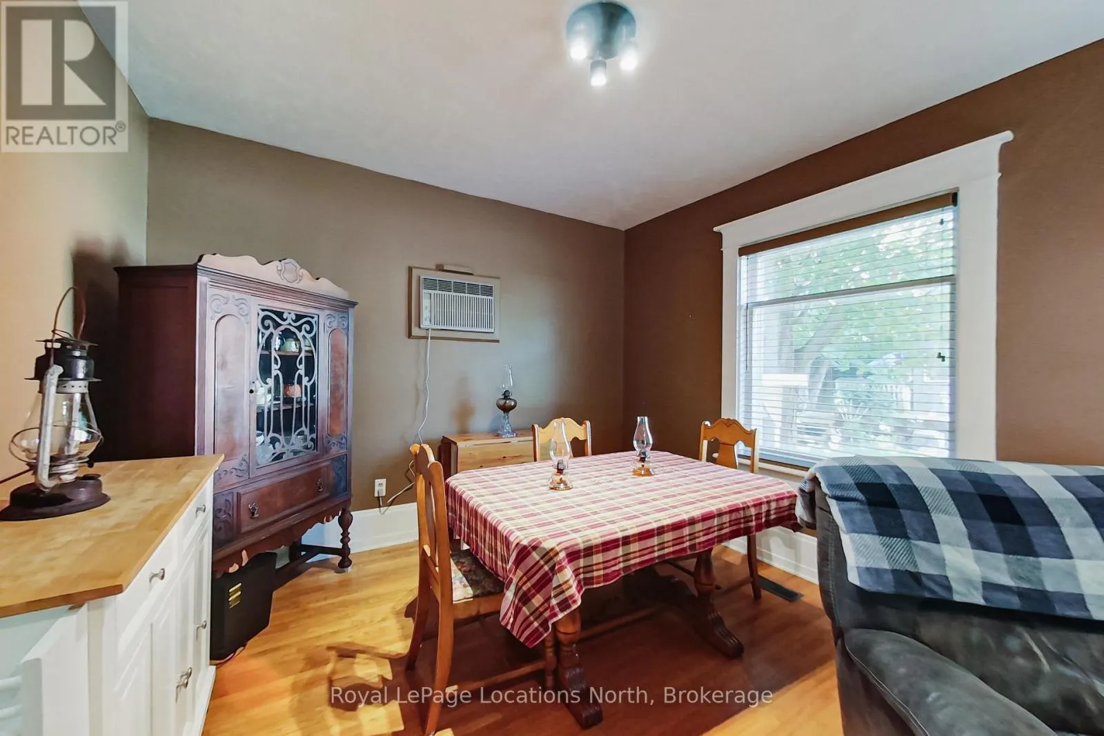 27 EDWIN STREET E