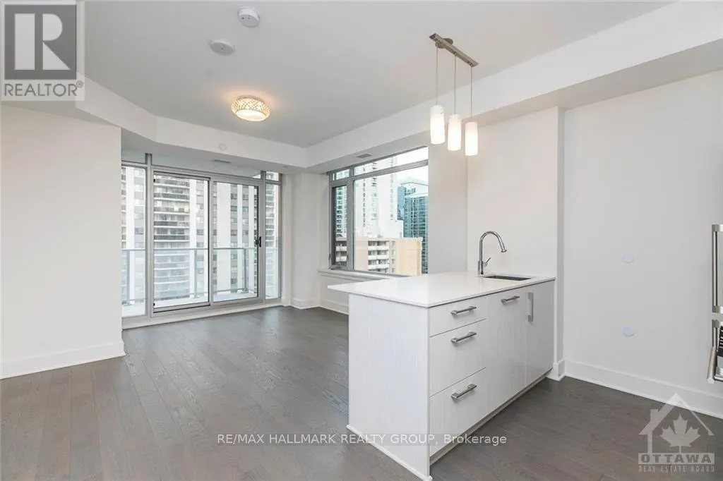 905 - 255 BAY STREET