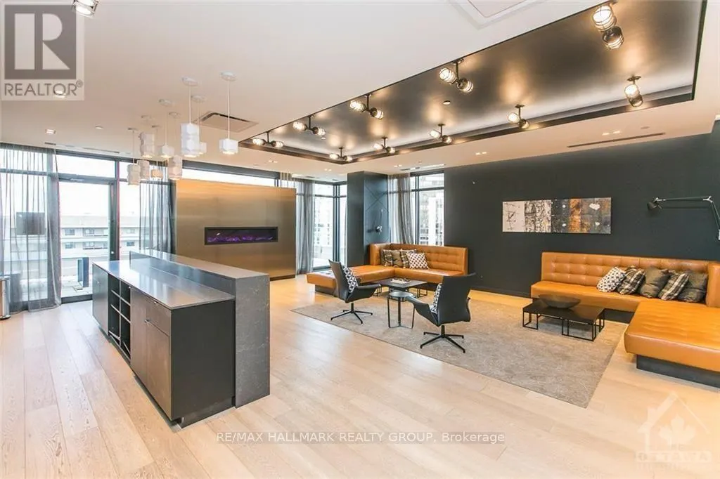 905 - 255 BAY STREET